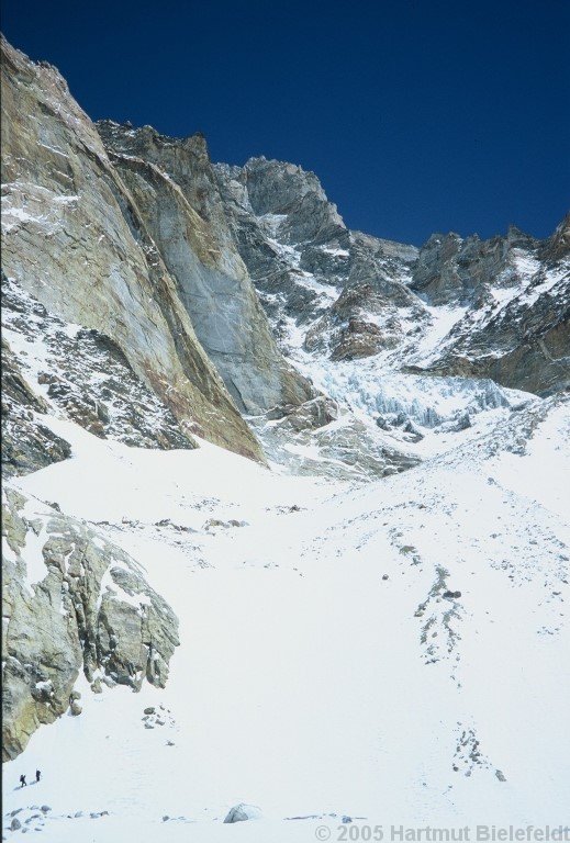 The small side valley which is left towards the left side above the glacier