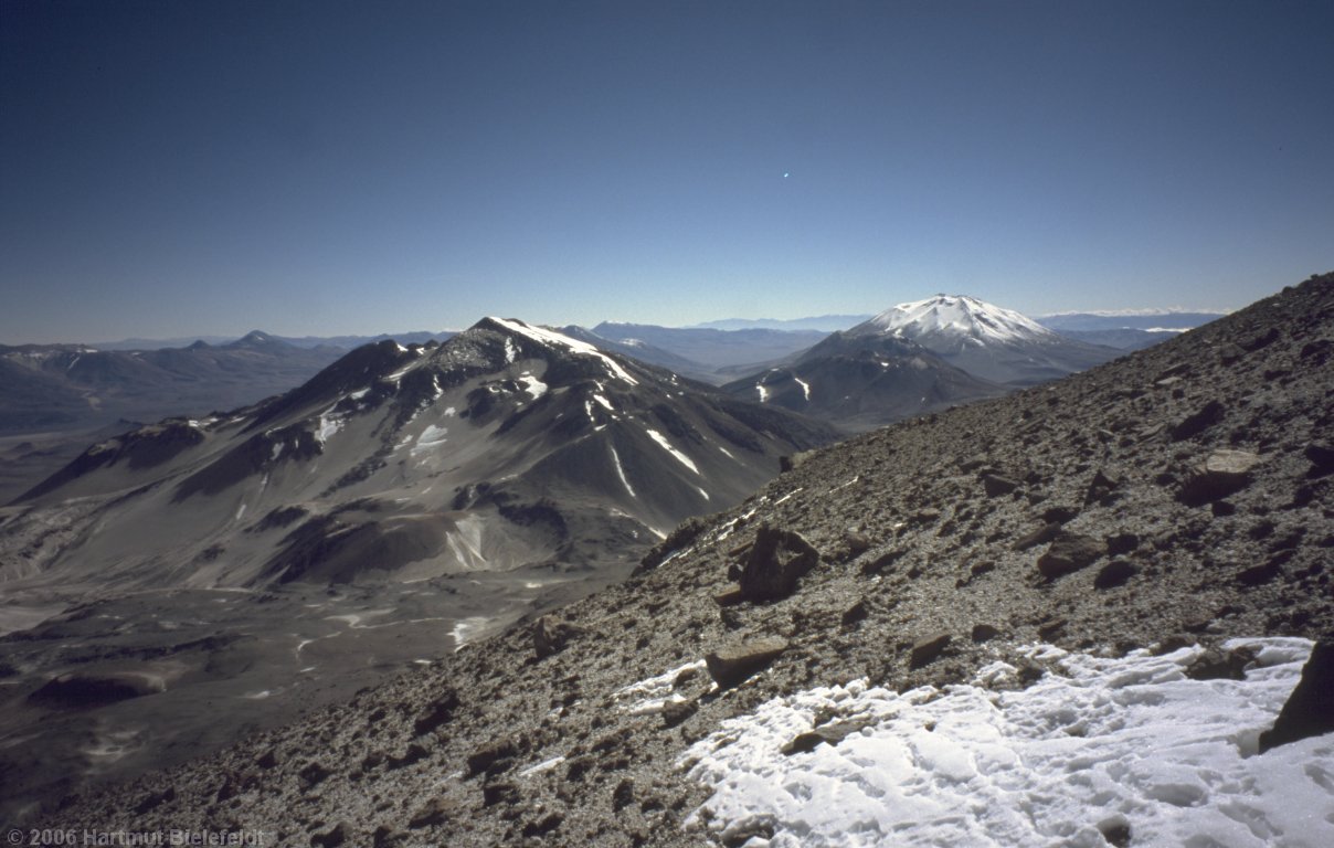 In the east we see El Muerto (6488 m) and Incahuasi (6610 m)