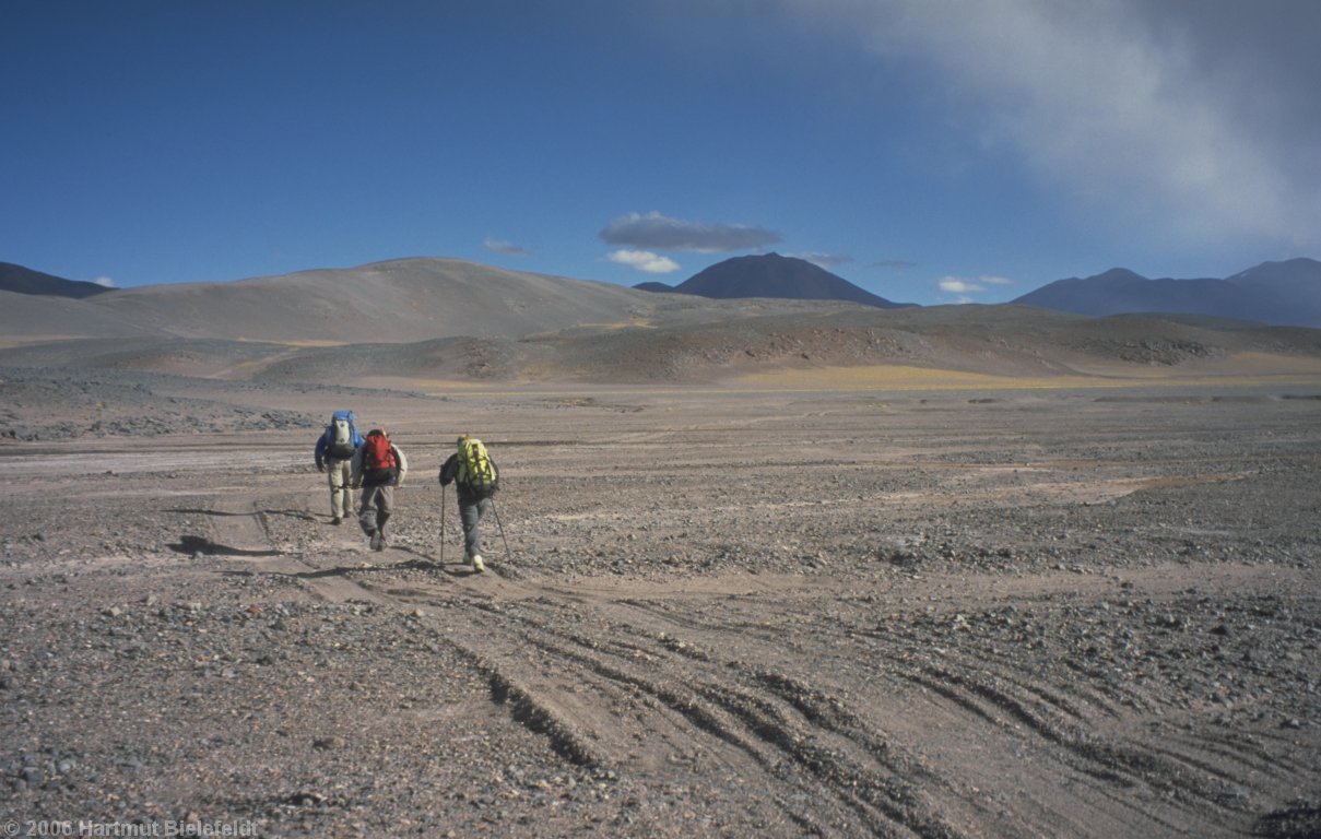 The car broke down; we go on foot 13 km to the base camp