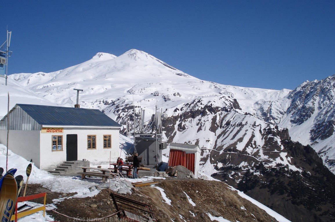 Bergstation Cheget, der Elbrus ist fast 3000 Meter höher.