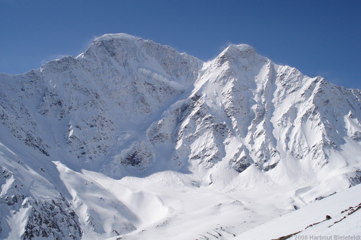 Donguzorun (4454 m) und Nakratau (4269 m) im Kaukasus-Hauptkamm