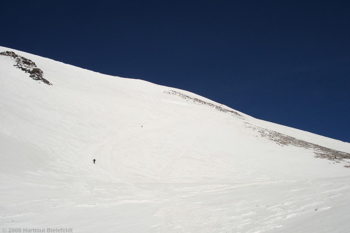 Vom Elbrus-Sattel geht es noch einen ermüdenden Schneehang hoch...
