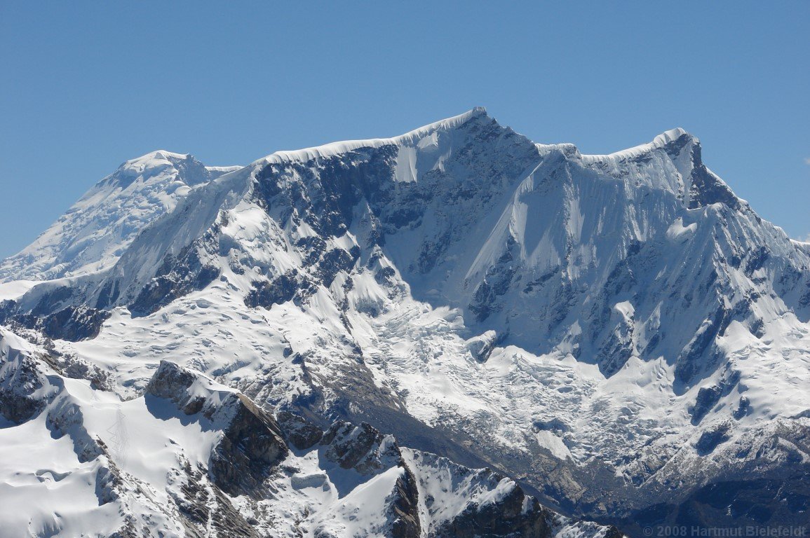 further north are Copa (6188 m) and behind it Huascarán (6768 m)