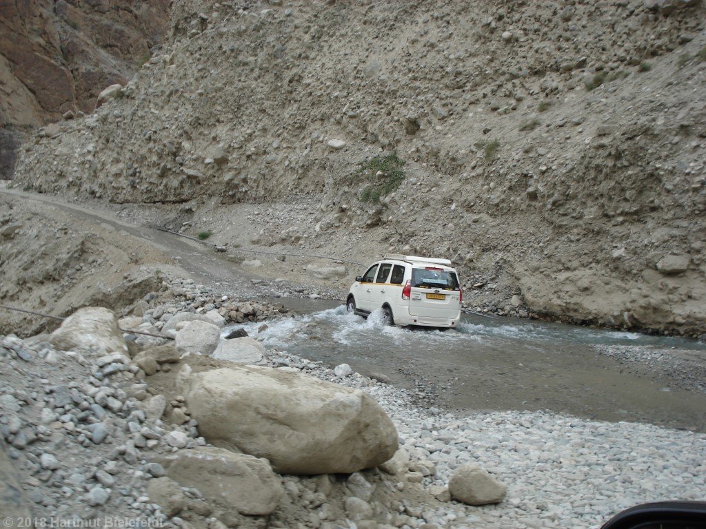Die Straße am Indus entlang hat ihre Tücken.