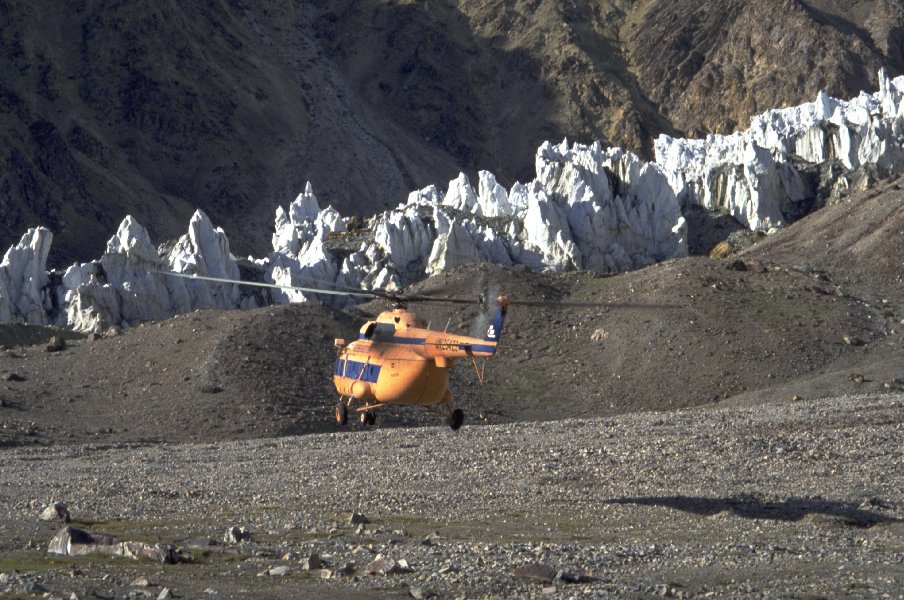 Der Hubschrauber verl��t das Lager wieder