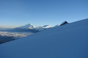 Morgens am Vallunaraju, Blick zum Huascarán