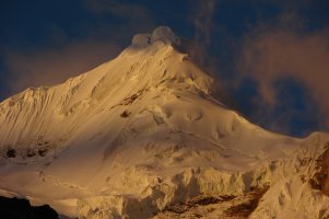 Tocllaraju im Abendlicht