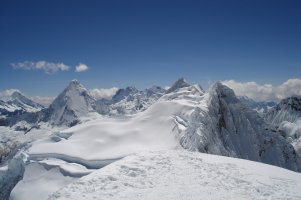 Pisco Este und Piramide; links Alpamayo und Aresonraju