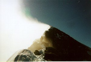 Die Wolke im Windschatten gibt dem Gipfelgrat eine einzigartige Atmosphäre