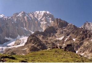 An der Hütte bekommt man Einblick ins Becken des Brouillardgletschers