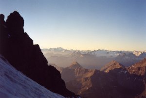 Neben der schwarzen Innominata in der Ferne der Gran Paradiso