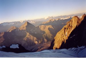 Der Miage-Gletscher liegt weit unter uns im Val Veny