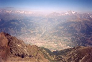 Blick vom Mont Emilius (3559m) auf Aosta (570m)