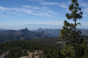 Vom Pico de las Nieves sieht man auf Roque Nublo und den Teide auf der Nachbarinsel Teneriffa