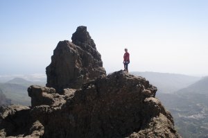 Am Gipfelfelsen des Pico de las Nieves