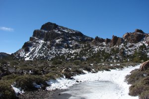 Der Fahrweg ist noch verschneit