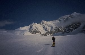 Der lange Weg ueber den Kahiltna-Gletscher