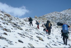 Träger auf dem Weg ins Basislager