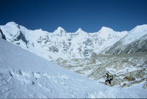 Bidhan Parbat, Deoban, P.6977 und Mana über dem East Kamet Glacier