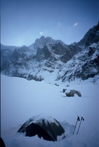 In Lager 2; Lager 3 liegt im Hochtal hinter den ersten Felszacken