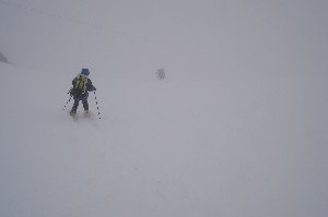 Abfahrt im Nebel