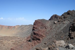 Am Krater, oben rechts hinten der Gipfel