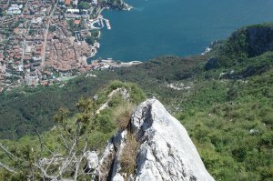 Links im Wald sieht man die Bastione und in der Bildmitte die Hütte Santa Barbara