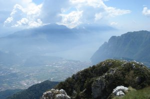 Gardasee. Am Monte Baldo sind schon viele Quellwolken unterwegs.