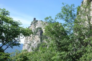 Einer der Türme der Burg von Arco