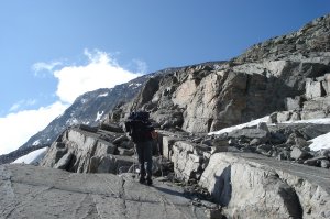 Der Aufstieg aus dem Tal ist sehr plattig