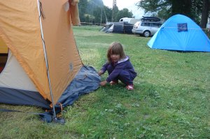 Wieder auf dem Campingplatz, muss das Zelt sorgfältig verankert werden.