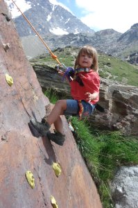 an der Kletterwand am Spielplatz Längflue