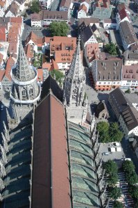 Auf dem Dachfirst steht ein Ulmer Spatz aus Stein..