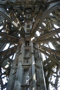 Im Münsterturm, der enge Weg zur obersten  Plattform
