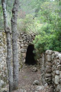 Der Tunnel zur Quelle ist sehr finster