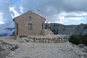 Talaia Vella (868 m). Die Hütte ist allerdings verschlossen