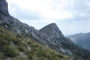 Puig de ses Bassetes und der Pass, der ihn vom Puig de Massanella trennt
