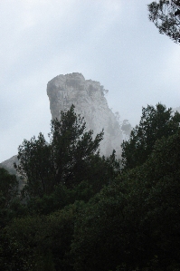 Ein Turm ragt aus dem Nebel - zum Glück müssen wir da nicht hin