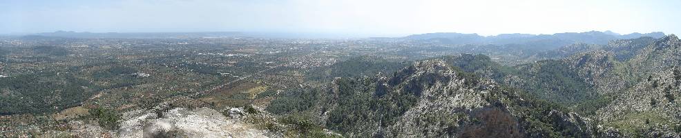 Aussicht auf den Südteil Mallorcas, etwa in der Mitte liegt Palma