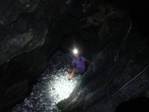 In der Höhle ist eine Lampe nützlich