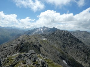Auf dem Grat mit Blick auf Gamslahnerspitze, Kreuzspitze und Rosenjoch (v.r.n.l.)