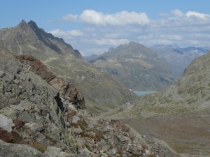 Blick auf Hütte und Stausee
