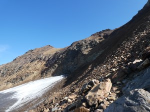 Durch diesen Hang geht es hoch zum Grat