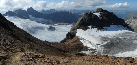 Bei Sonne ist die Wegspur durch den Geröllhang klar zu erkennen.