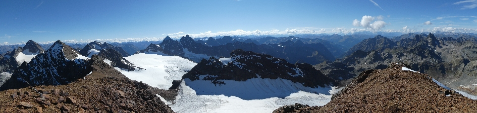 Aussicht nach Süden: Silvretta; neben dem Silvrettahorn der Ortler; hinterm Piz Linard die Bernina
