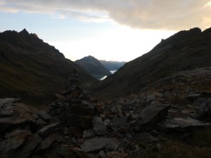 Im Osten sehen wir die ersten Wolken und ein Nebelmeer im Tal