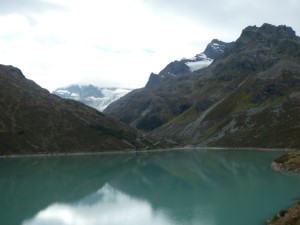 Als wir am See sind, sind die höheren Berge schon verschwunden