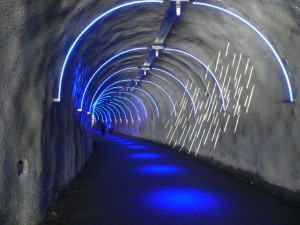 Die Beleuchtung gehört zu einer Kunst-Installation, die den Wetterbericht anzeigt. Heute wird es regnen.