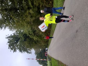 Claudia mit dem 100-Meilen-Fähnchen und dem dazu passenden Shirt vom Berliner Mauerweg 