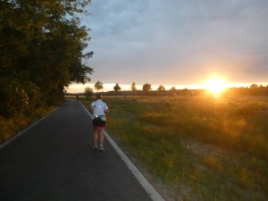 Sonnenuntergang bei km 26, noch etwa 135 km.